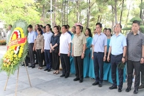 Bộ trưởng Bộ Kế hoạch và Đầu tư Nguyễn Chí Dũng dâng hương tri ân các anh hùng liệt sĩ