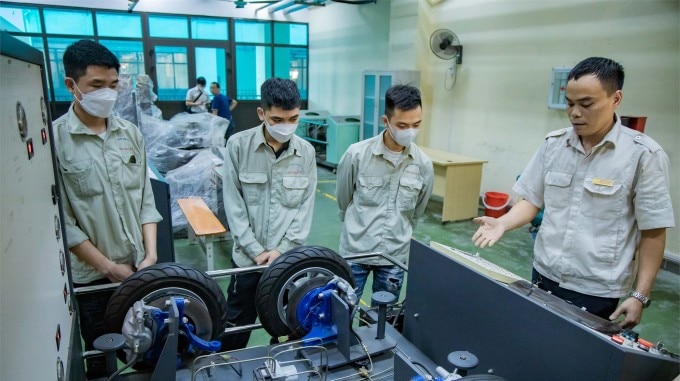 Sinh viên Đại học Công nghiệp Hà Nội được hướng dẫn trên sa bàn thực hành chẩn đoán hệ thống phanh ABS, năm 2022. Ảnh: HaUI