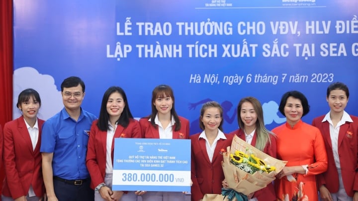 Nguyễn Thị Oanh, Nguyễn Thị Huyền cùng đồng đội nhận thưởng 380 triệu đồng.