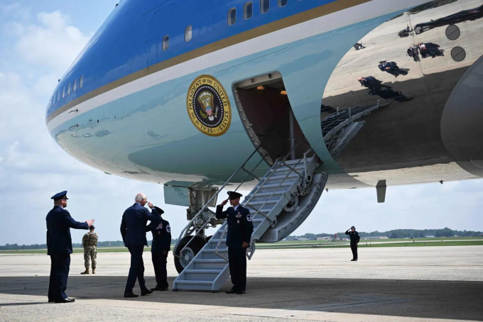 Tổng thống Joe Biden lên Không lực Một bằng cầu thang ngắn tại căn cứ Andrews, Mỹ, ngày 20/6. Ảnh: AFP