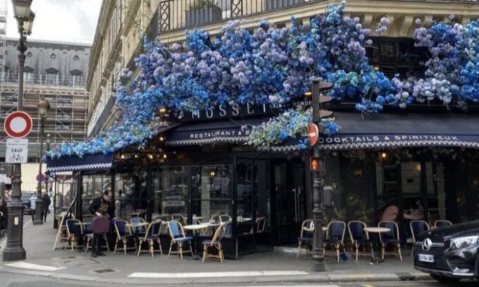 Người dân Paris thường ăn trưa, uống cà phê ở vỉa hè.