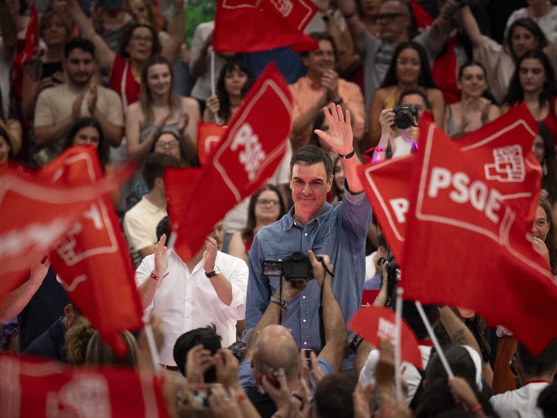 (07.24) Kết quả sơ bộ của bầu cử Tây Ban Nha cho thấy đảng PSOE của Thủ tướng Pedro Sanchez (giữa) có thể gặp khó khăn trong việc thành lập chính phủ mới. (Nguồn: AP)