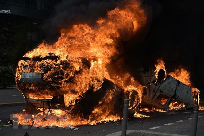 Pháp triển khai 45.000 cảnh sát để ứng phó bạo loạn