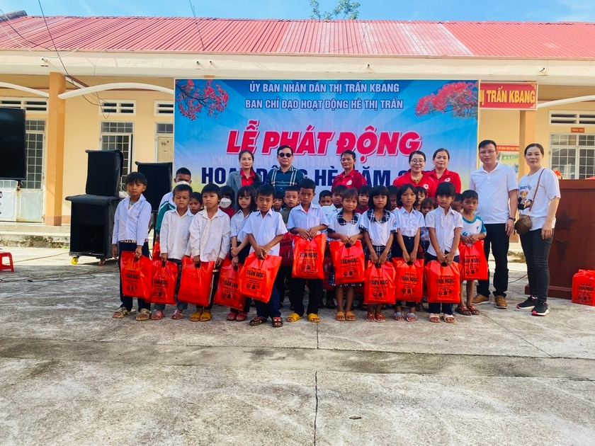 Tặng 750 suất quà cho người nghèo, thí sinh dự thi tốt nghiệp THPT và học sinh khó khăn huyện Kbang ảnh 1