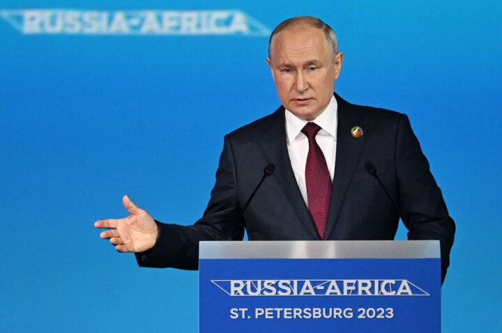 Tổng thống Nga Vladimir Putin phát biểu tại Hội nghị Thượng đỉnh Nga - châu Phi. (Ảnh: Sputnik)