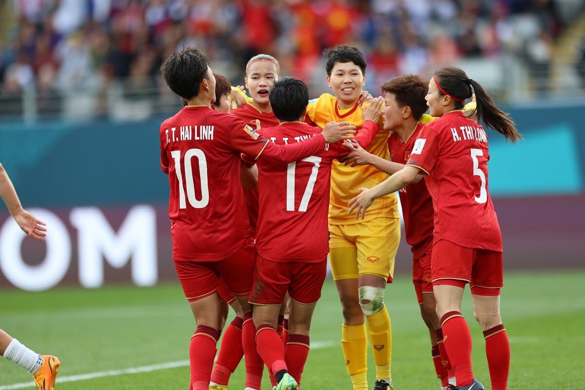 Thủ môn Kim Thanh (áo vàng) thi đấu xuất sắc trong trận đội tuyển Việt Nam gặp đội nữ Mỹ. (Ảnh: Đức Đồng)