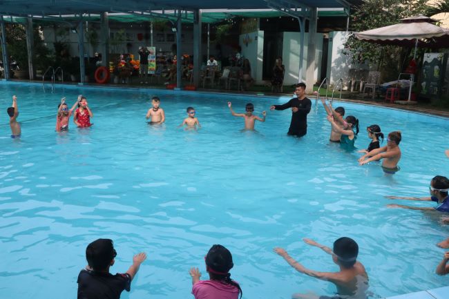 Dạy bơi phòng tránh đuối nước cho trẻ em tại huyện Trấn Yên, tỉnh Yên Bái.