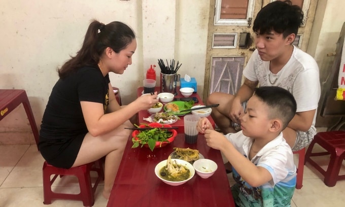 Gia đình chị Thu Mai (31 tuổi, quận Lê Chân) thưởng thức giá bể xào tại quán bà Hằng.
