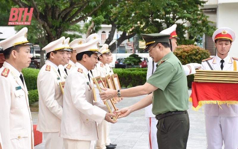 Trao Huy chương “Vì an ninh Tổ quốc”, “Chiến sĩ vẻ vang” cho CBCS Công an tỉnh Thanh Hóa