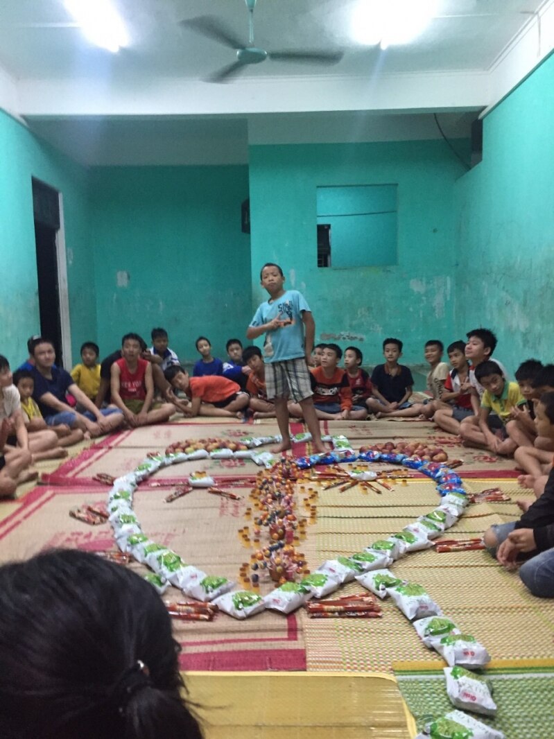 Trẻ ở Cơ sở Bảo trợ xã hội tổng hợp tỉnh Bắc Giang vừa vui chơi kết hợp học kỹ năng giao tiếp 