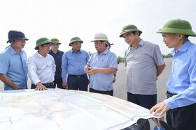 Bộ trưởng Bộ Nông nghiệp và Phát triển nông thôn kiểm tra tình trạng sạt lở bờ, vở sông