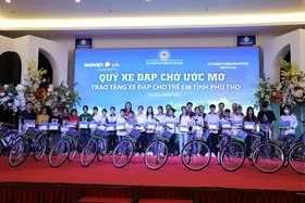 Tặng xe đạp cho học sinh nghèo hiếu học