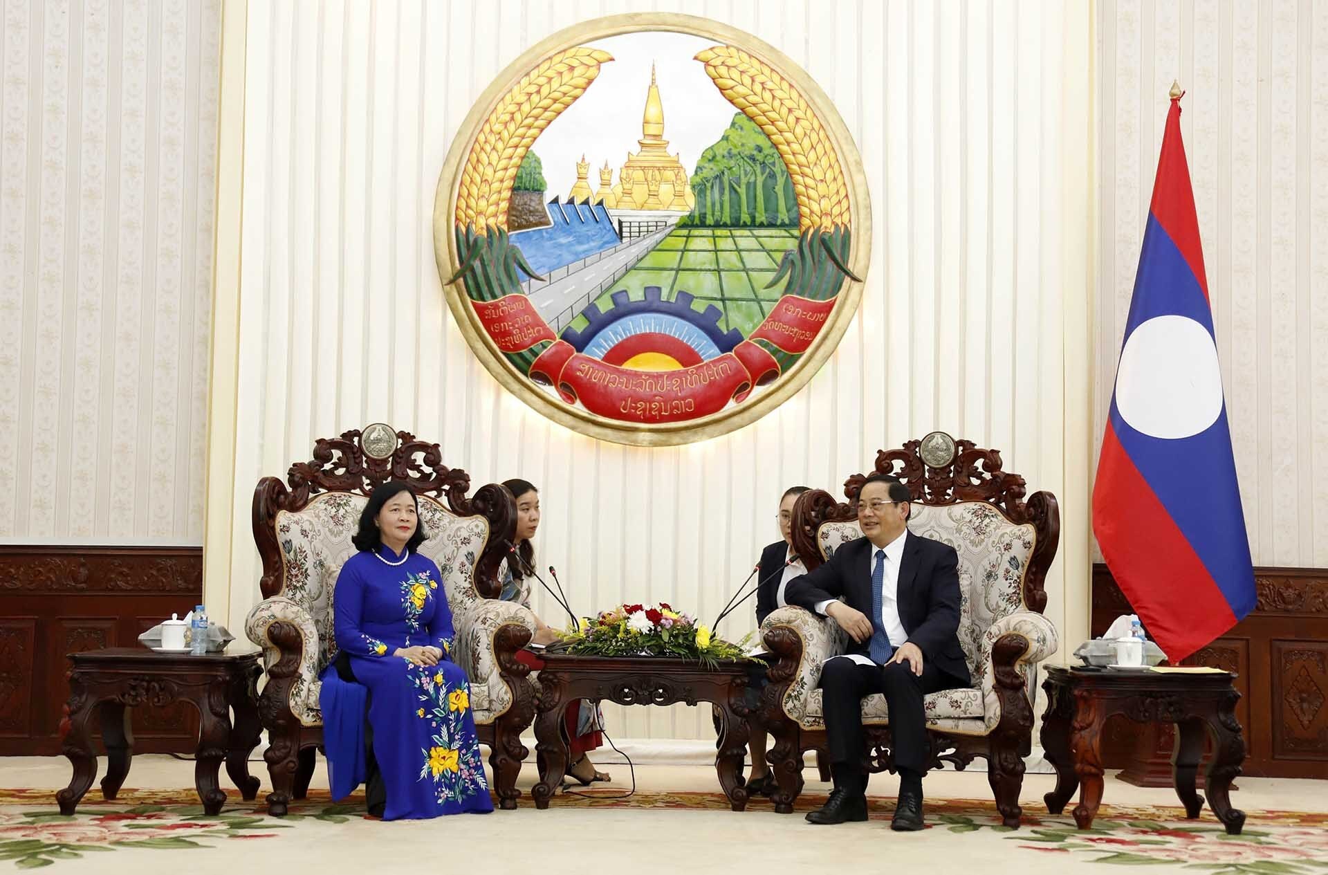 Thủ tướng Chính phủ Lào Sonexay Siphandone tiếp đồng chí Bùi Thị Minh Hoài. (Nguồn: TTXVN)