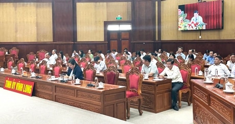 Genosse Nguyen Thi Minh Trang – Ständiges Mitglied des Provinzparteikomitees und Leiter der Propagandaabteilung des Provinzparteikomitees – leitete die Konferenz am Brückenpunkt der Provinz Vinh Long.