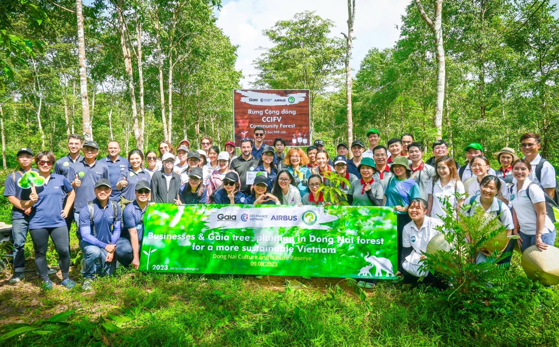 Tập đoàn hàng không Airbus, Phòng Thương mại và Công nghiệp Pháp tại Việt Nam (CCIFV) và Trung tâm Bảo tồn thiên nhiên Gaia chụp hình lưu niệm khi tham gia trồng cây. Ảnh: Trung tâm Bảo tồn thiên nhiên Gaia