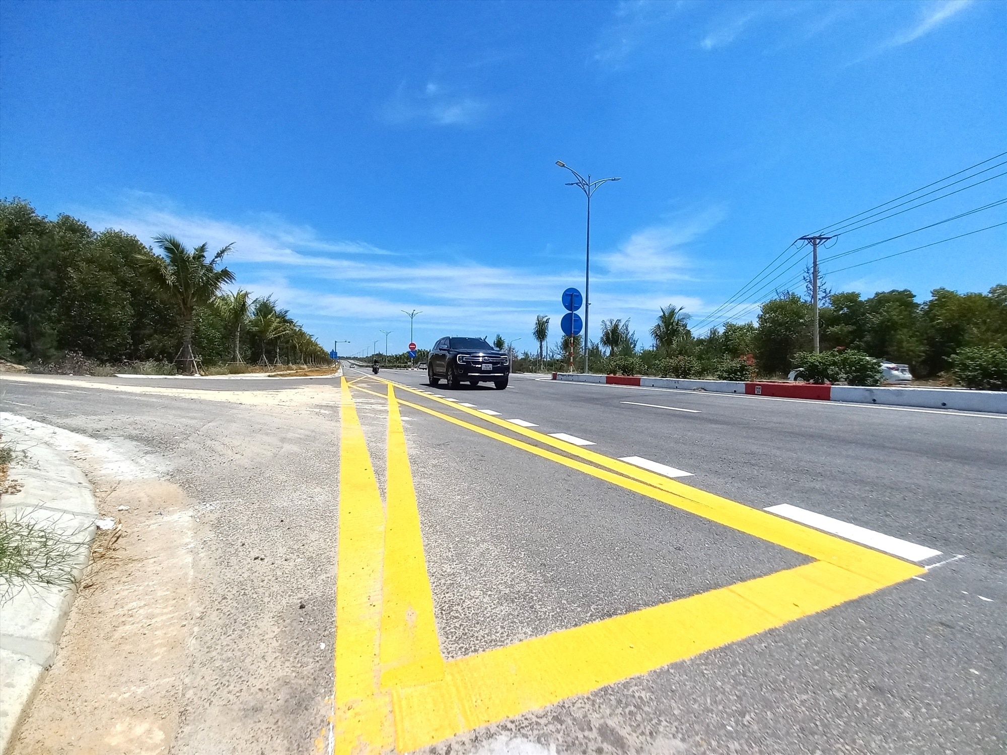 Các phương án đảm bảo ATGT được thực hiện, trong đó có sơn vạch mắc võng nơi giao nhau giữa đường Võ Chí Công với các tuyến đường tiếp giáp. Ảnh: NB