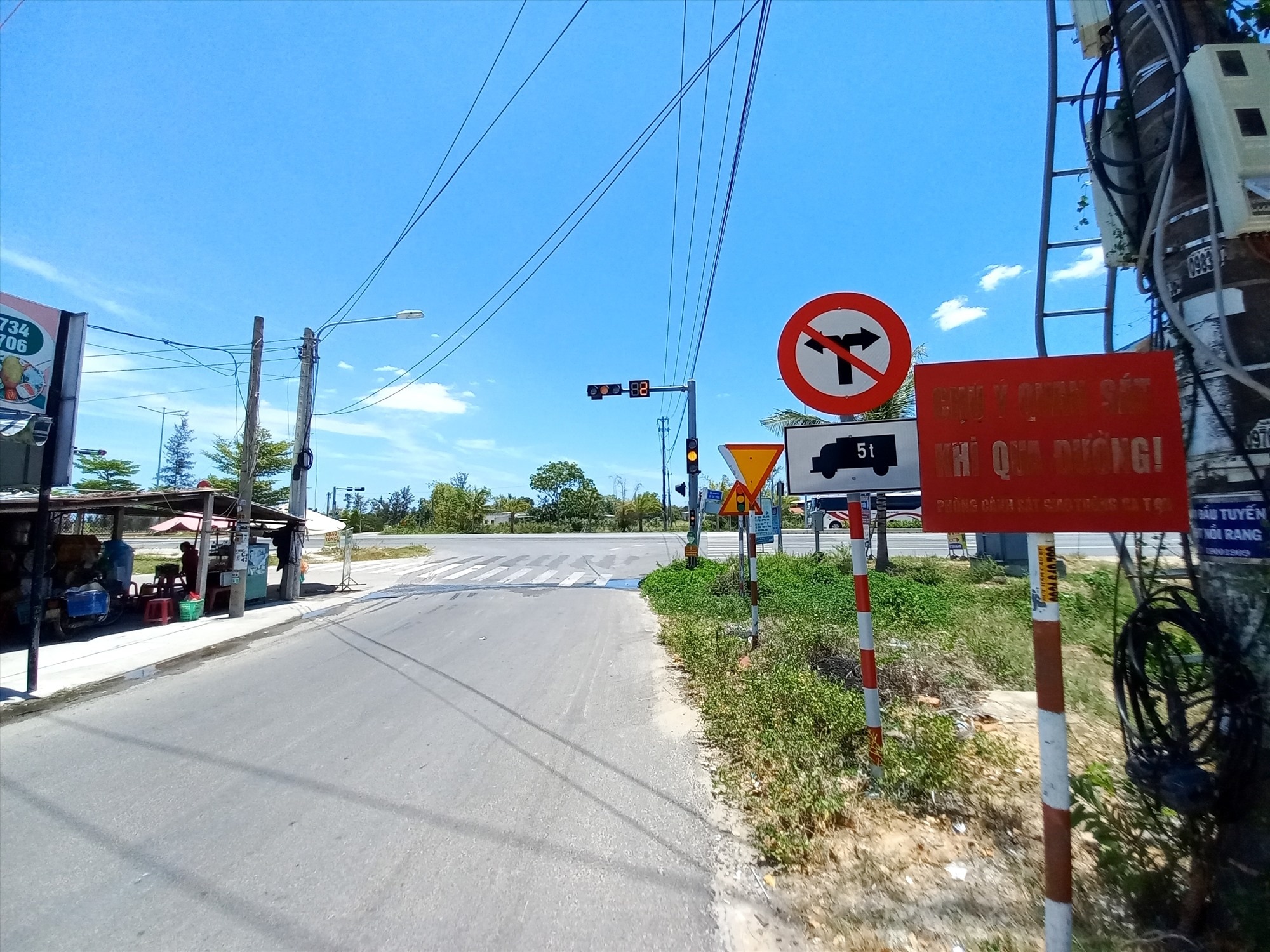 Triển khai phương án đảm bảo ATGT đường qua trung tâm xã Duy Nghĩa (Duy Xuyên), đoạn giao với đường Võ Chí Công. Ảnh: NB