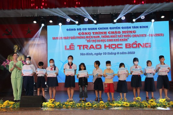 Quận Tân Bình trao 50 suất học bổng, quà cho học sinh có hoàn cảnh khó khăn ảnh 1