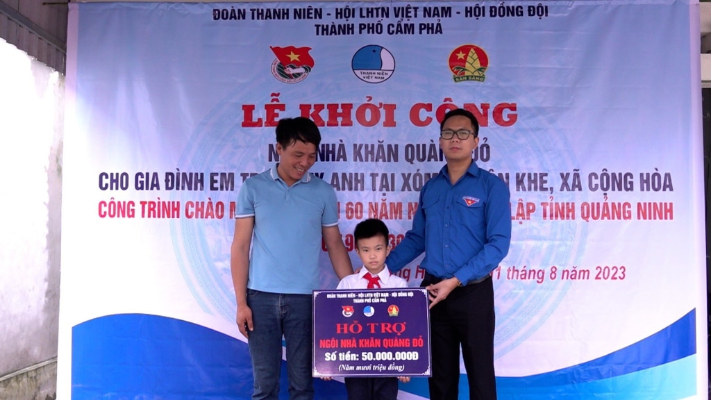 Trao quà cho em Triệu Duy Anh, học sinh có hoàn cảnh khó khăn tại TP Cẩm Phả.