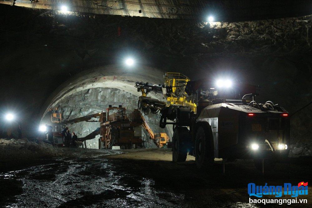 Đến nay, 6 cửa của 3 hầm trên tuyến đều đã được mở, một số ống hầm đang được thi công vào sâu bên trong.