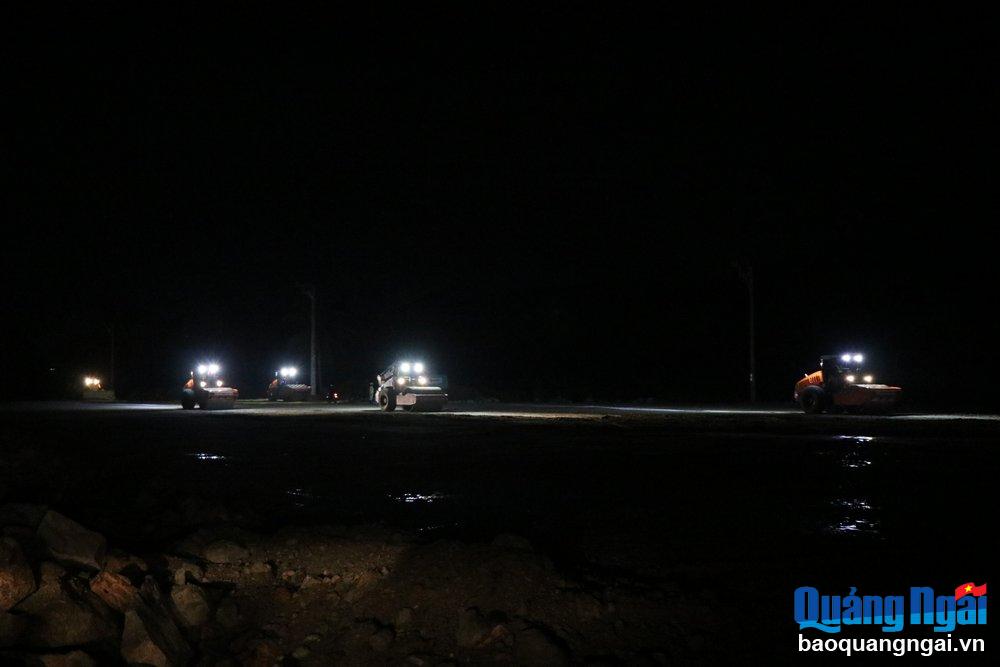 Không chỉ các hạng mục hầm, cầu, đơn vị thi công cũng tổ chức thi công nền đường vào ban đêm. 