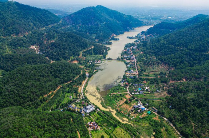 Hồ thuỷ lợi Đồng Đò, nơi có nhiều công trình vi phạm đất rừng bị huyện Sóc Sơn xử lý. Ảnh: Hoàng Phong