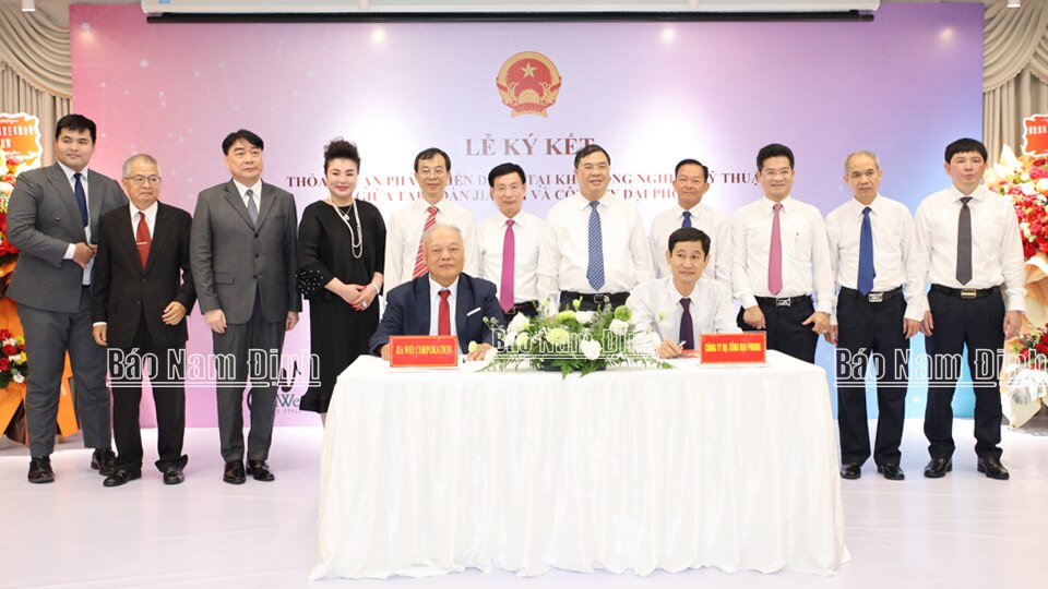 Các đồng chí lãnh đạo tỉnh chứng kiến lễ ký kết thỏa thuận phát triển dự án giữa Công ty Cổ phần xây dựng hạ tầng Đại Phong và Tập đoàn JiaWei.
