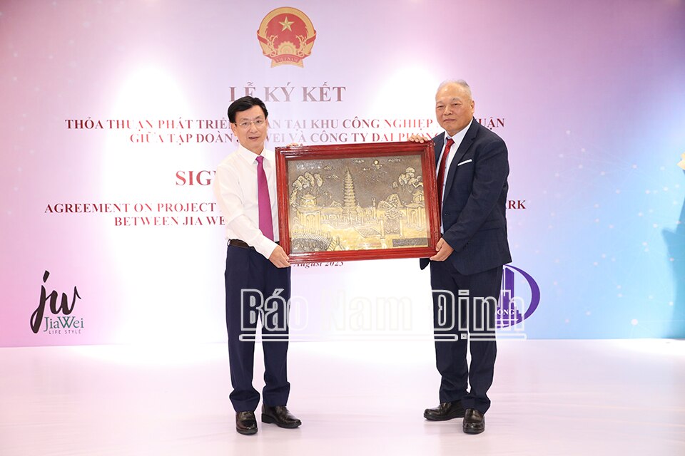 Đồng chí Chủ tịch UBND tỉnh Phạm Đình Nghị trao tặng bức tranh tháp Phổ Minh cho lãnh đạo Tập đoàn JiaWei (Đài Loan). 