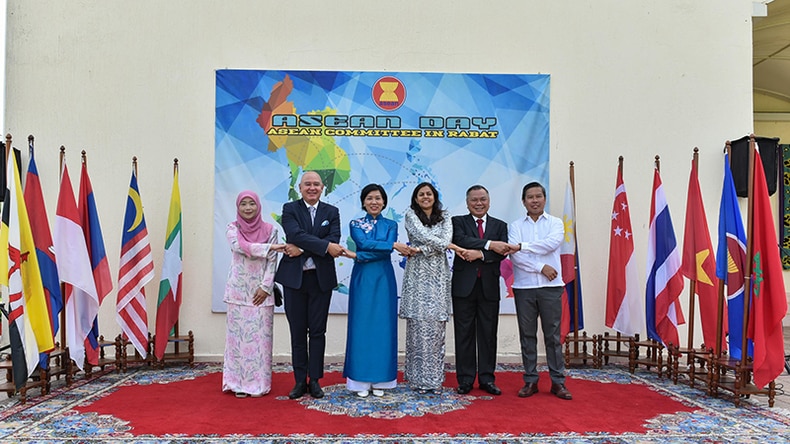 Đại sứ Đặng Thị Thu Hà và các vị khách mời biểu lộ tình hữu nghị thắm thiết.

