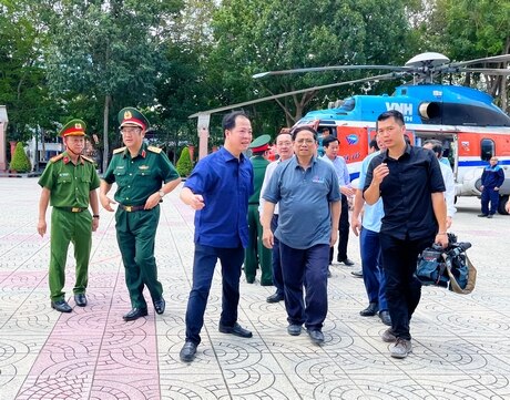 Thủ tướng Chính phủ Phạm Minh Chính đi máy bay trực thăng khảo sát từ trên cao và hạ cánh xuống Quảng trường TP Vĩnh Long.