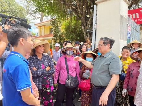 Thủ tướng Chính phủ Phạm Minh Chính gặp gỡ và trao đổi với người dân.