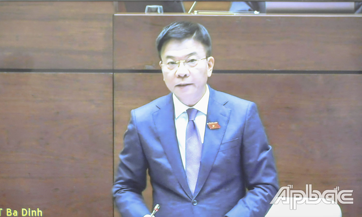 Bộ trưởng Bộ Tư pháp Lê Thành Long trả lời chất vấn tại phiên họp. 
