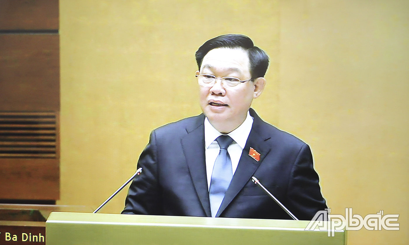 Chủ tịch Quốc hội Vương Đình Huệ phát biểu chỉ đạo tại phiên họp. 