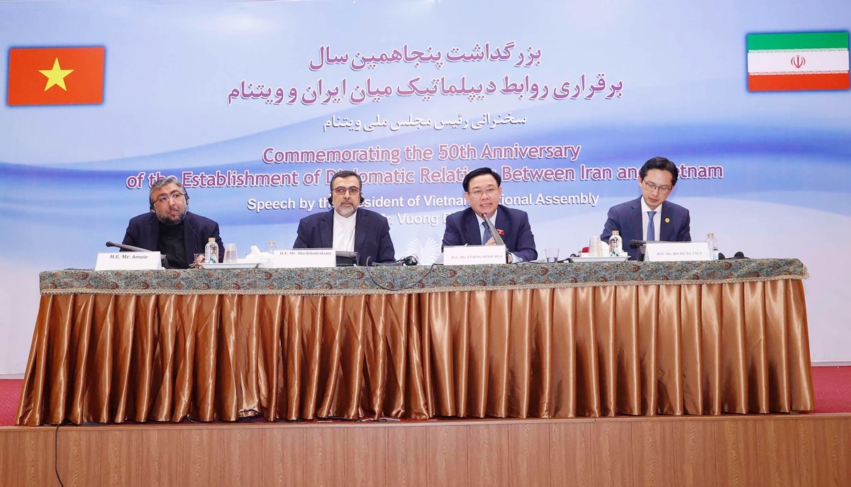Chủ tịch Quốc hội Vương Đình Huệ và các đại biểu tại Viện Nghiên cứu chính trị và quan hệ quốc tế Iran.