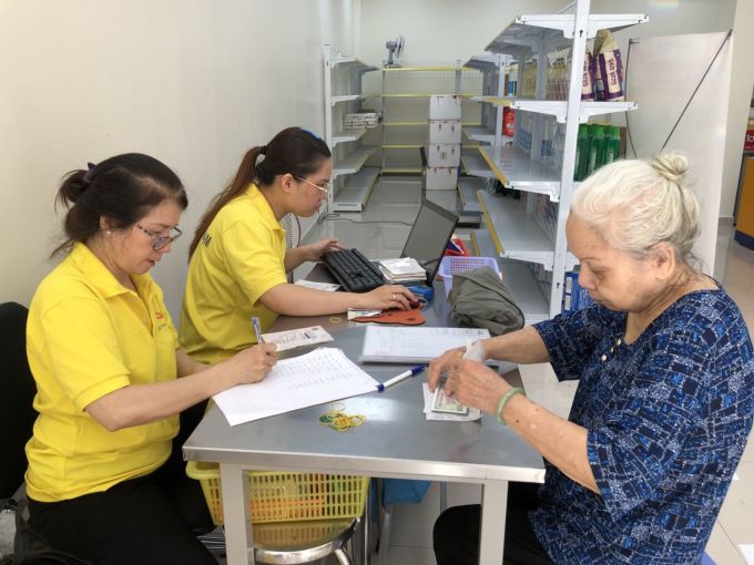Chi trả lương hưu trực tiếp tại bưu cục Phú Nhuận, ngày 14/8/2023. Ảnh: An Phương