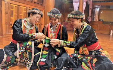 Chị em các thôn của xã Tân Phượng đang chuẩn bị cho phần thi thêu thùa trang phục dân tộc Dao trong Ngày hội.