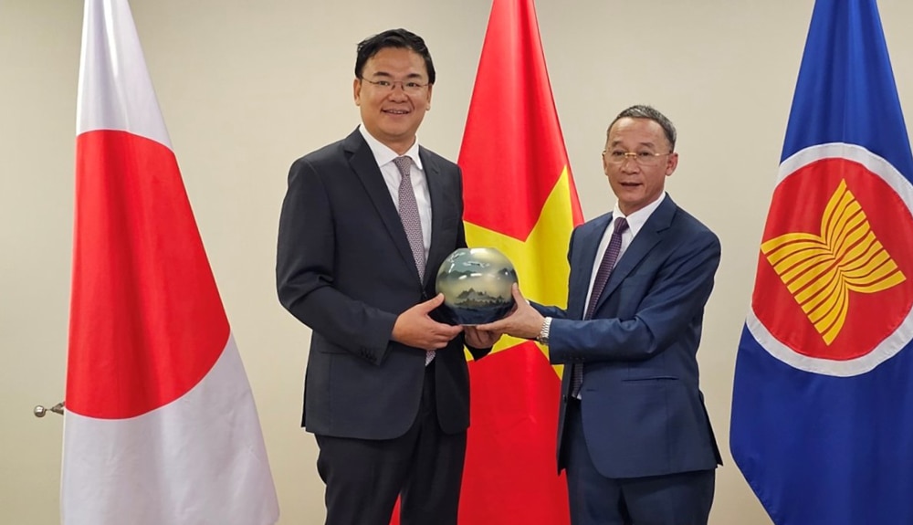 Chủ tịch UBND tỉnh Lâm Đồng và Đại sứ Việt Nam tại Nhật Bản trao quà lưu niệm