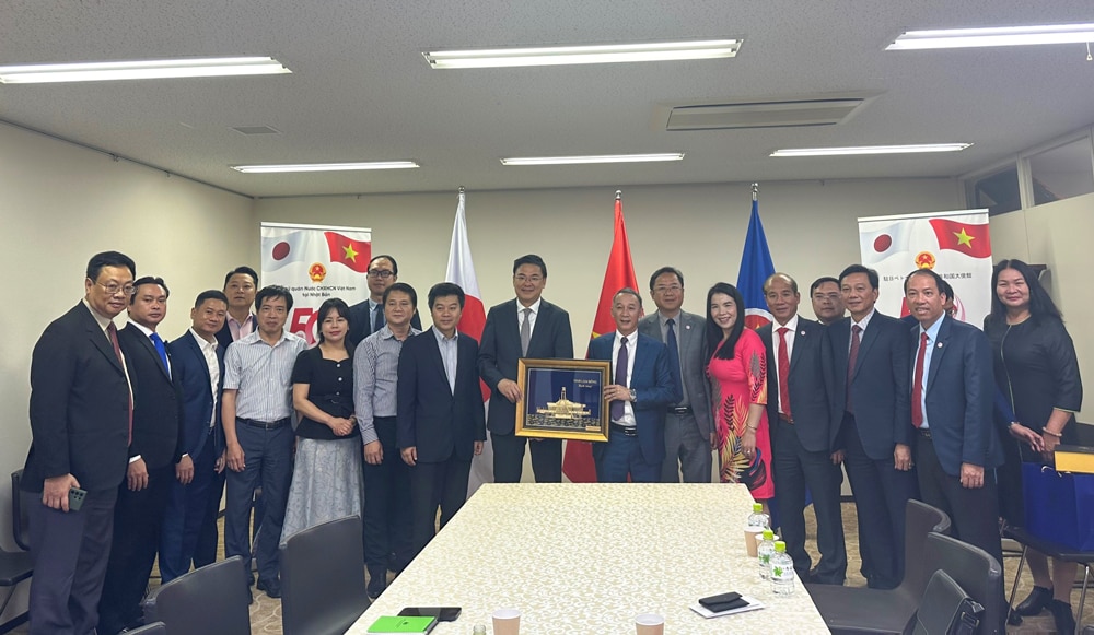 Đoàn công tác tỉnh Lâm Đồng chụp hình lưu niệm với Đại sứ quán Việt Nam tại Nhật Bản