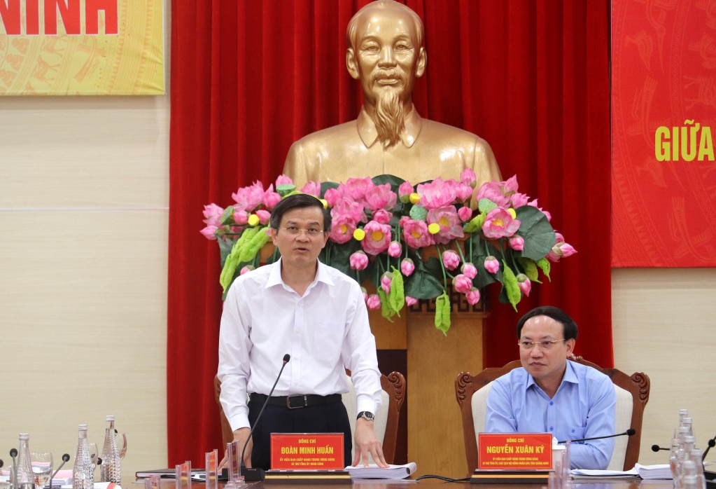 Đồng chí Đoàn Minh Huấn, Ủy viên Trung ương Đảng, Bí thư Tỉnh ủy Ninh Bình, phát biểu tại buổi làm việc.