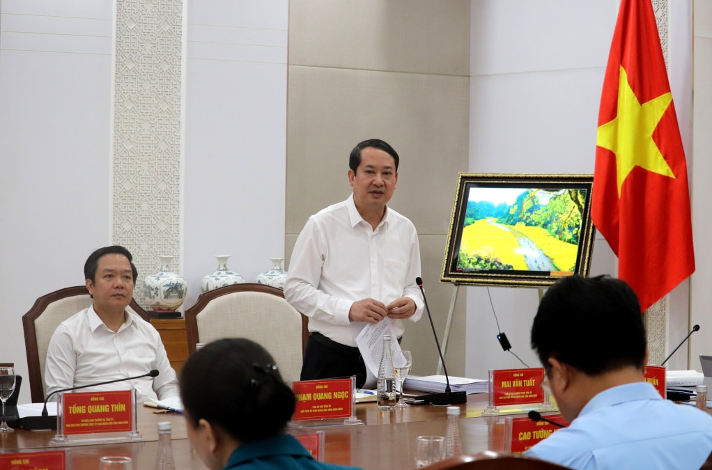 Đồng chí Mai Văn Tuất, Phó Bí thư Thường trực Tỉnh ủy, Chủ tịch HĐND tỉnh Ninh Bình, phát biểu tại buổi làm việc.
