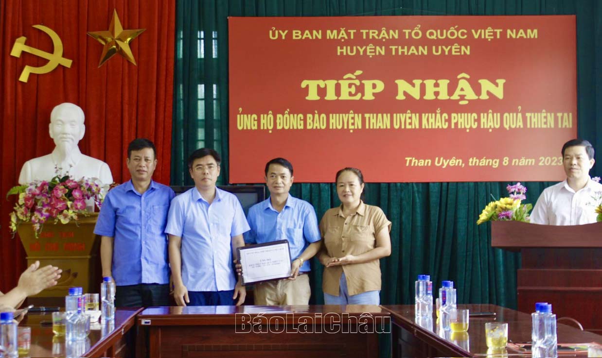 Đồng chí Trần Quang Khánh - Phó Giám đốc Sở Văn hóa, Thể thao và Du lịch trao ủng hộ huyện Than Uyên.