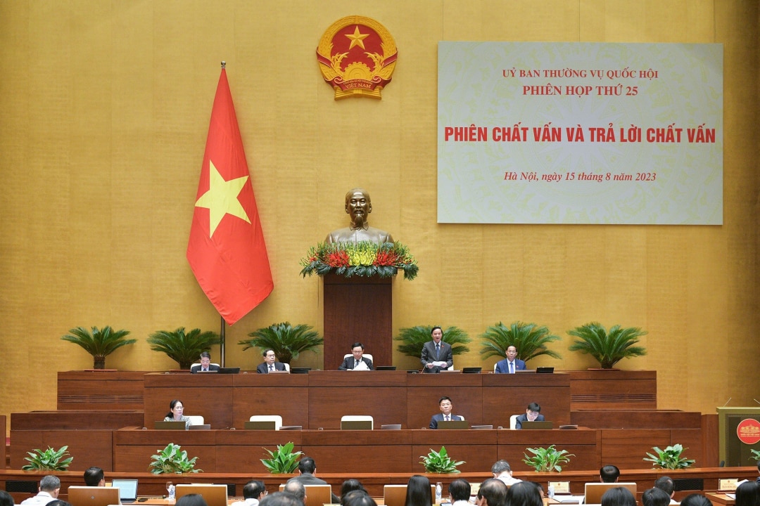 Phó Chủ tịch Quốc hội Nguyễn Khắc Định điều hành phiên làm việc.