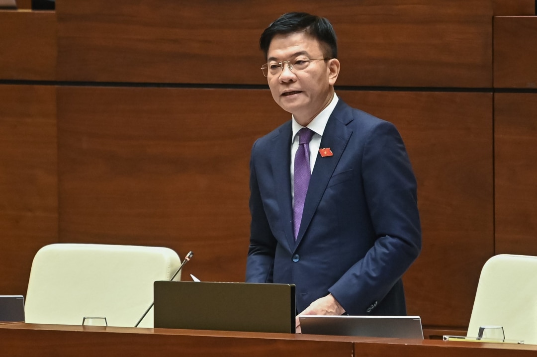 Bộ trưởng Bộ Tư pháp Lê Thành Long trả lời chất vấn của các đại biểu. Ảnh: quochoi.vn