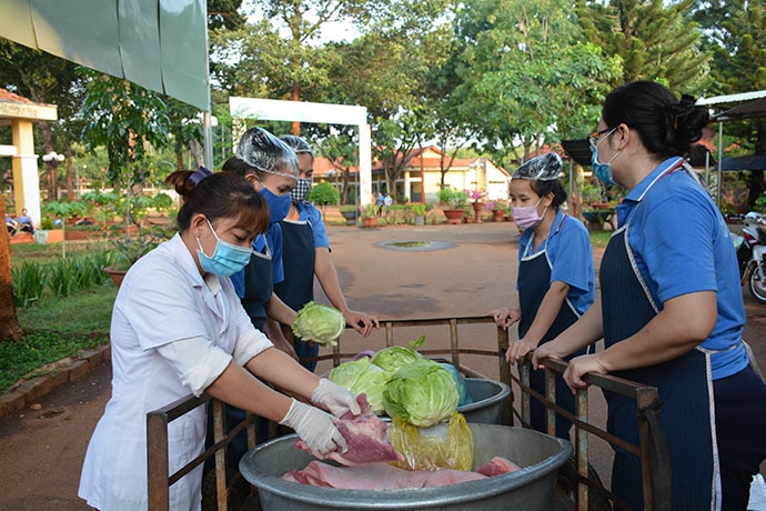 Thực phẩm đầu vào phục vụ cho nhà bếp của học viên được các đơn vị chuyên môn kiểm tra chặt chẽ; sau khi chế biến có tiến hành lưu mẫu hàng ngày. 
