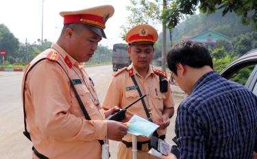 Đội Cảnh sát giao thông - Trật tự, Công an thành phố Yên Bái kiểm tra giấy tờ của chủ phương tiện vi phạm giao thông