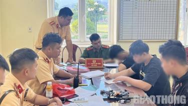 Lực lượng CSGT-TT, Công an huyện Văn Yên, (Yên Bái) lập biên bản xử lý nhóm thanh niên.