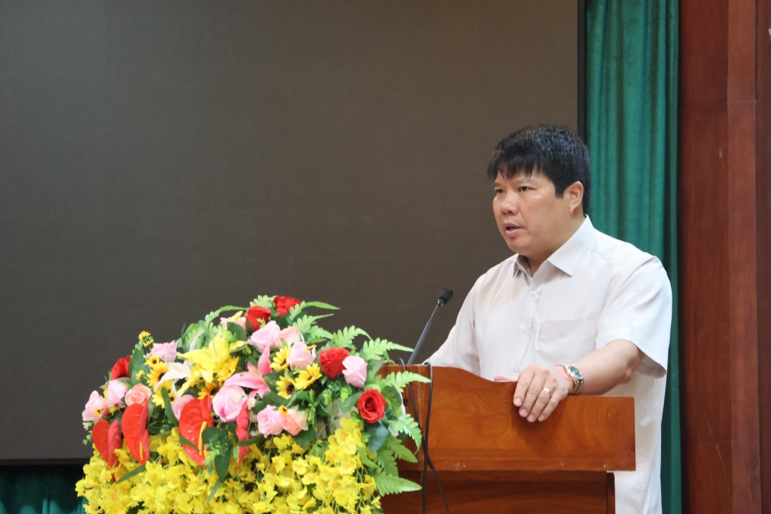 Chủ tịch UBND huyện Ea Hleo Nguyễn Văn Hà trình bày phương án mở thêm lớp cho học sinh địa phương