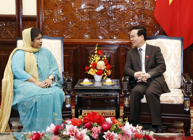 Chủ tịch nước chúc mừng Đại sứ Samina Naz đã hoàn thành xuất sắc thời gian 6 năm công tác ở Việt Nam. (Ảnh: Thống Nhất/TTXVN)