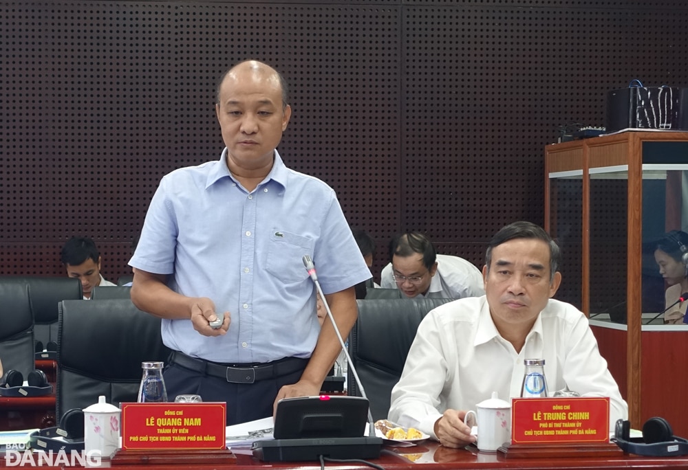 Chủ tịch UBND thành phố Lê Trung Chinh (bìa phải) tham dự hội thảo và Phó Chủ tịch UBND thành phố Lê Quang Nam (bìa trái) phát biểu tại hội thảo. Ảnh: HOÀNG HIỆP