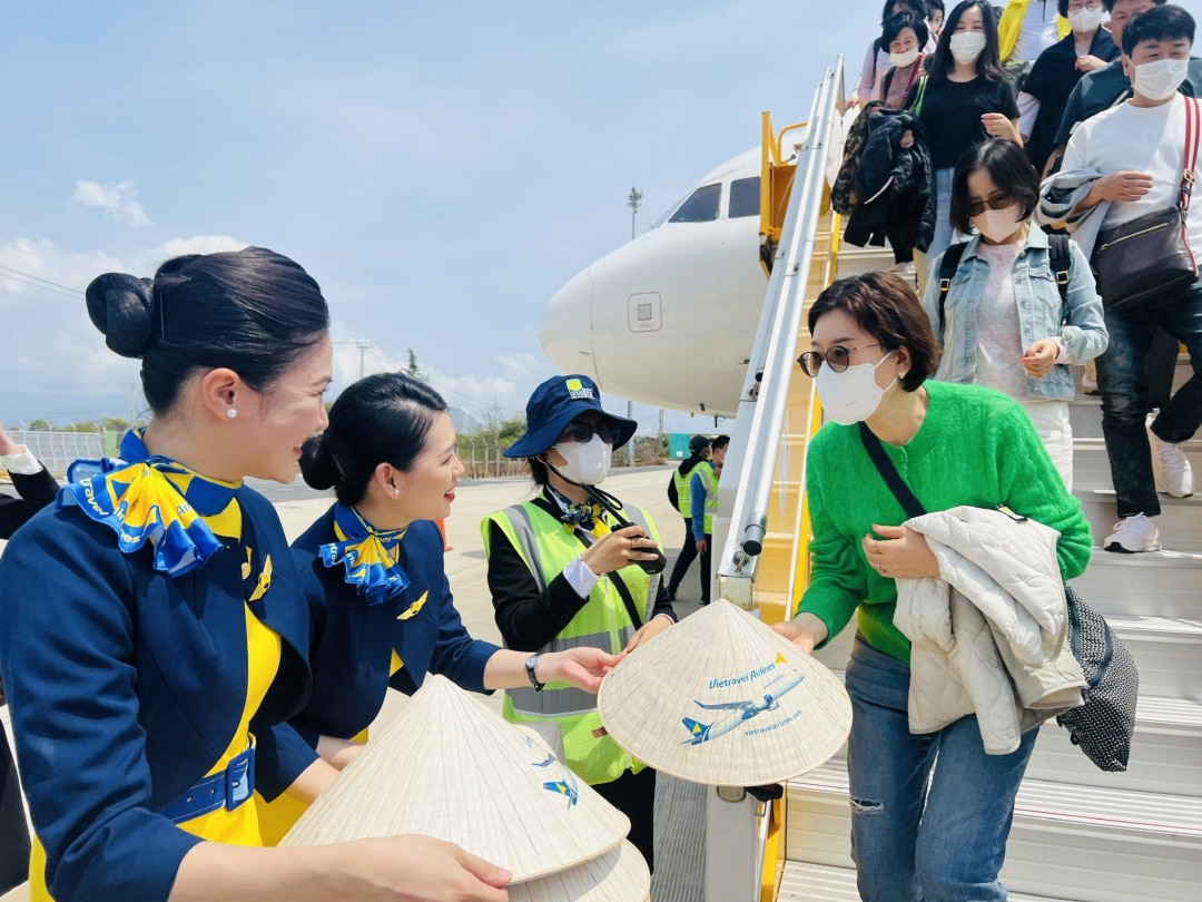 Khách du lịch Hàn Quốc đến Khánh Hòa trên chuyến bay của Vietravel Airlines